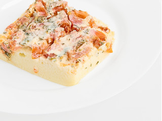 Омлет с томатами и зеленью